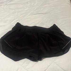 Lululemon black hotty hot 2.5 inch shorts size 8